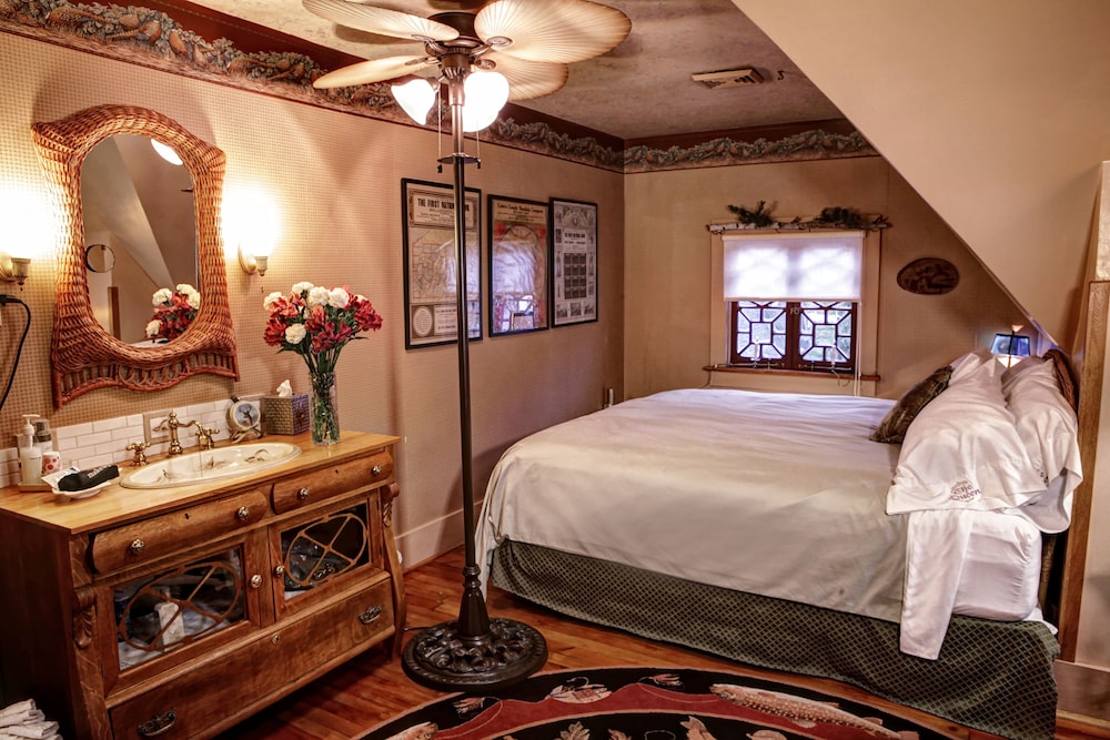 Executive Single Room, 2 Bedrooms, Private Bathroom (The Governor's Suite) Pet Friendly photo 1