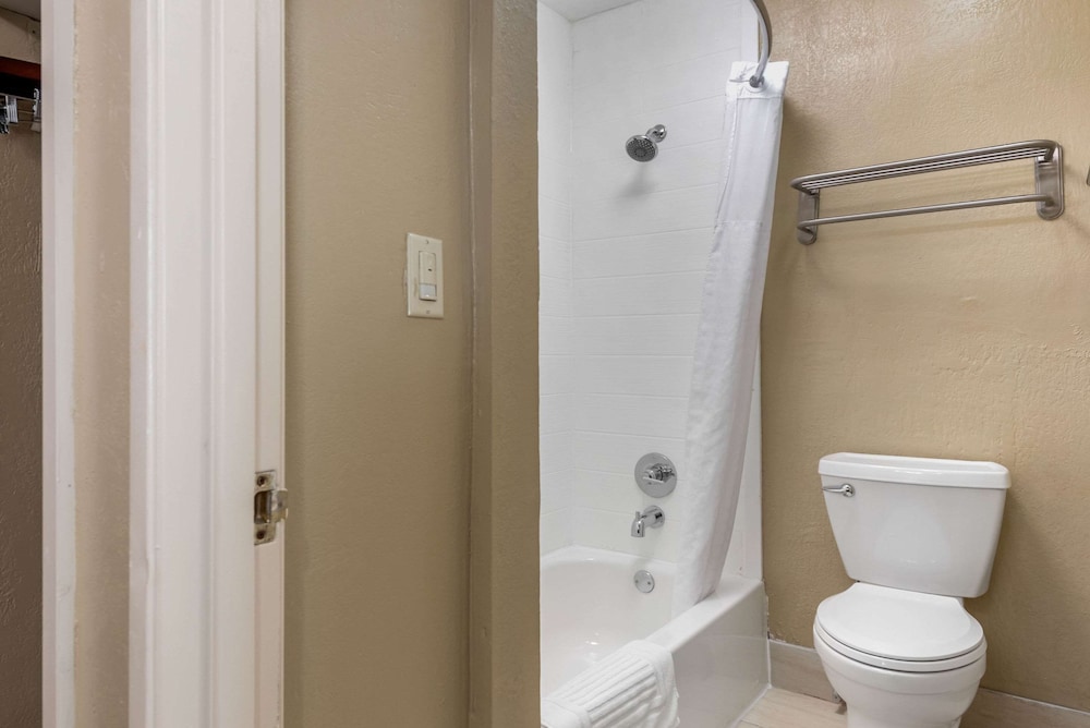Room, 1 Queen Bed, Accessible, Non Smoking - Photo 2