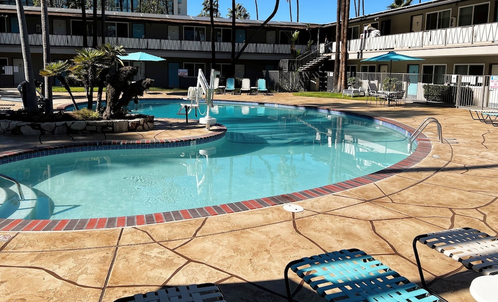 Deluxe Room, 1 King Bed, Pool View, Poolside - Photo 4