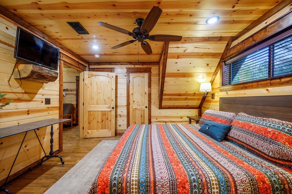 Cabin, Multiple Beds, Hot Tub, Garden View (Sugar Mama) photo 2