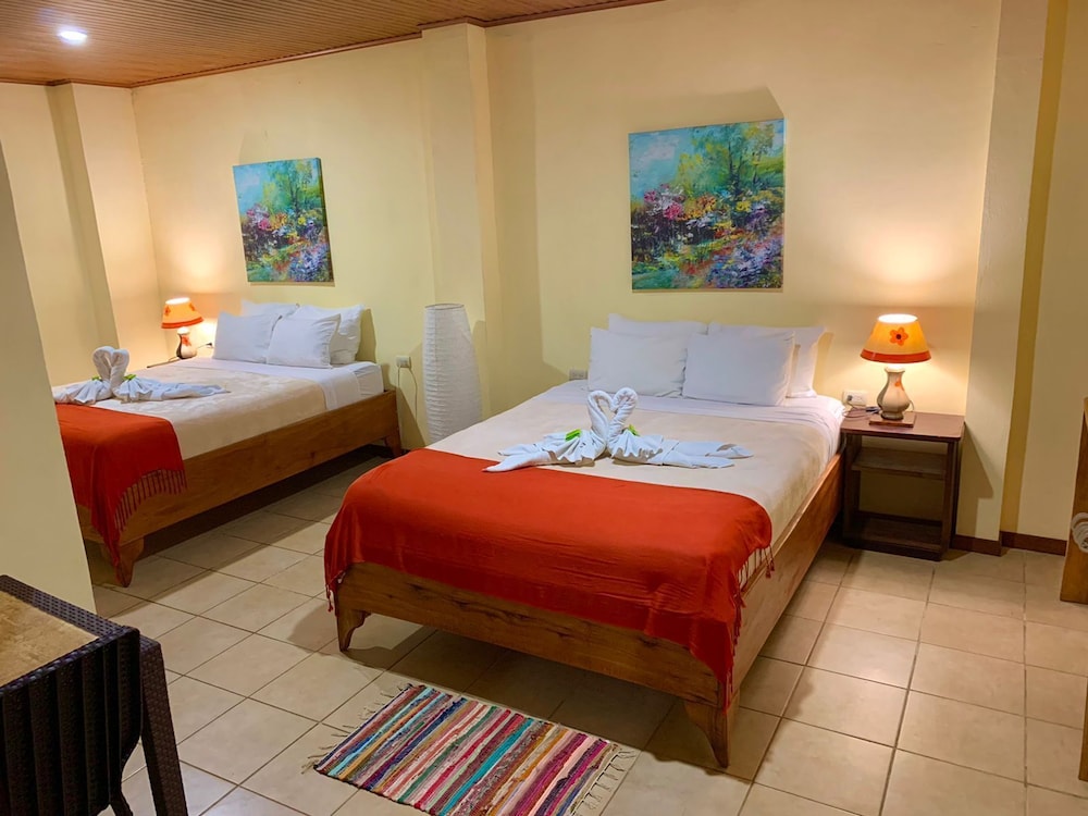 Budget Quadruple Room, 2 Queen Beds, Non Smoking