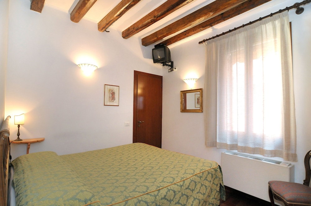 Double or Twin Room photo 2