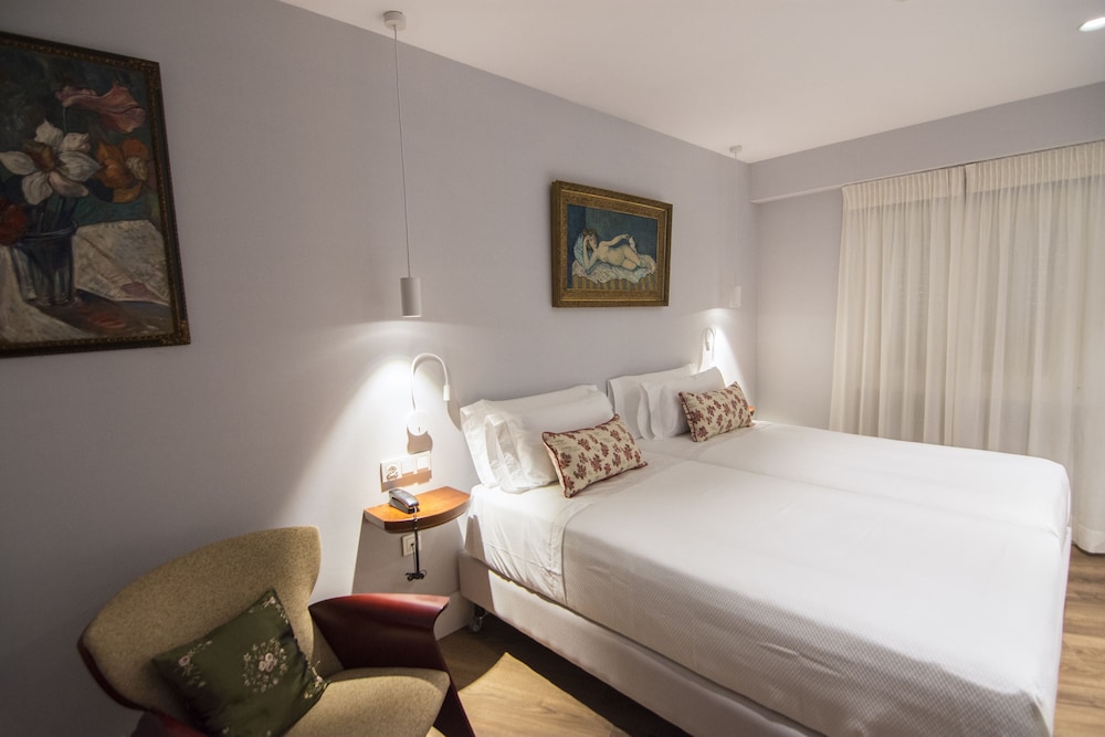 Double or Twin Room - Photo 11