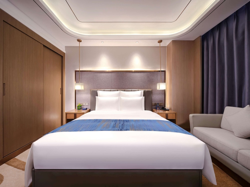 Superior Suite, 1 King Bed, Club Lounge Access