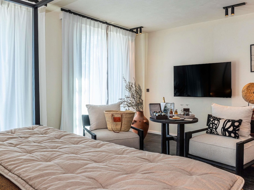 Junior Suite, 1 King Bed, Balcony, Pool View