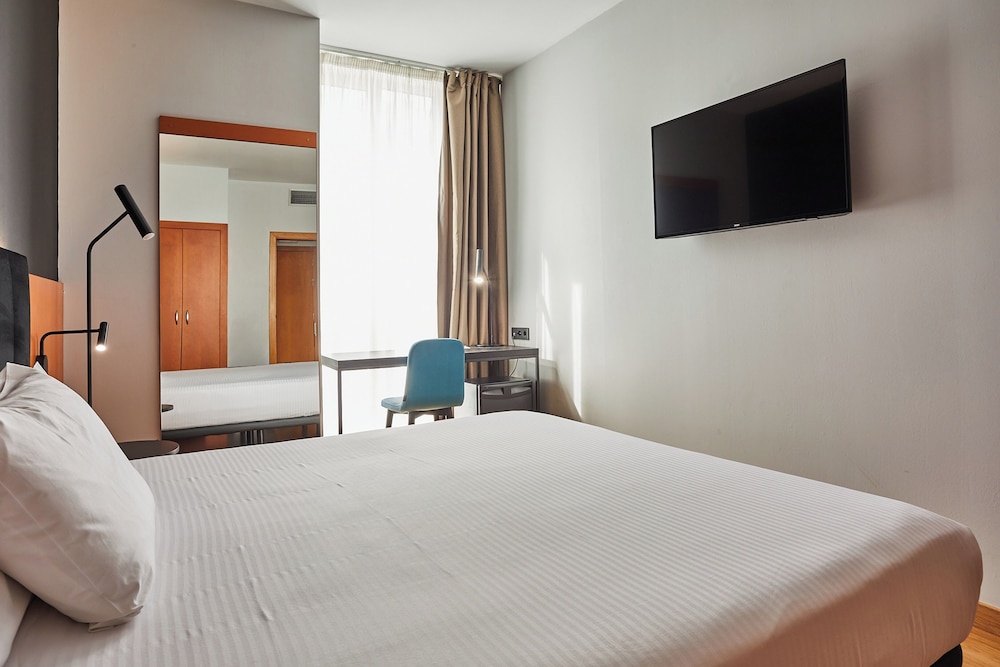 Standard Room (Queen bed) photo 2