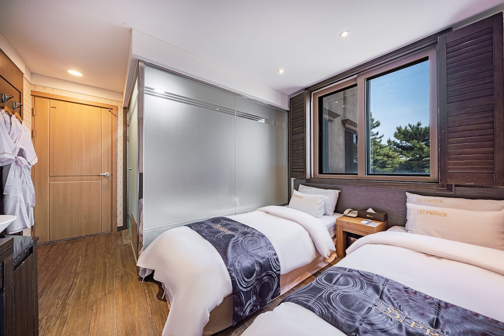 Standard Twin Room with Complimentary Airport Pick-up & Drop-off (excluding weekends and holidays) photo 2