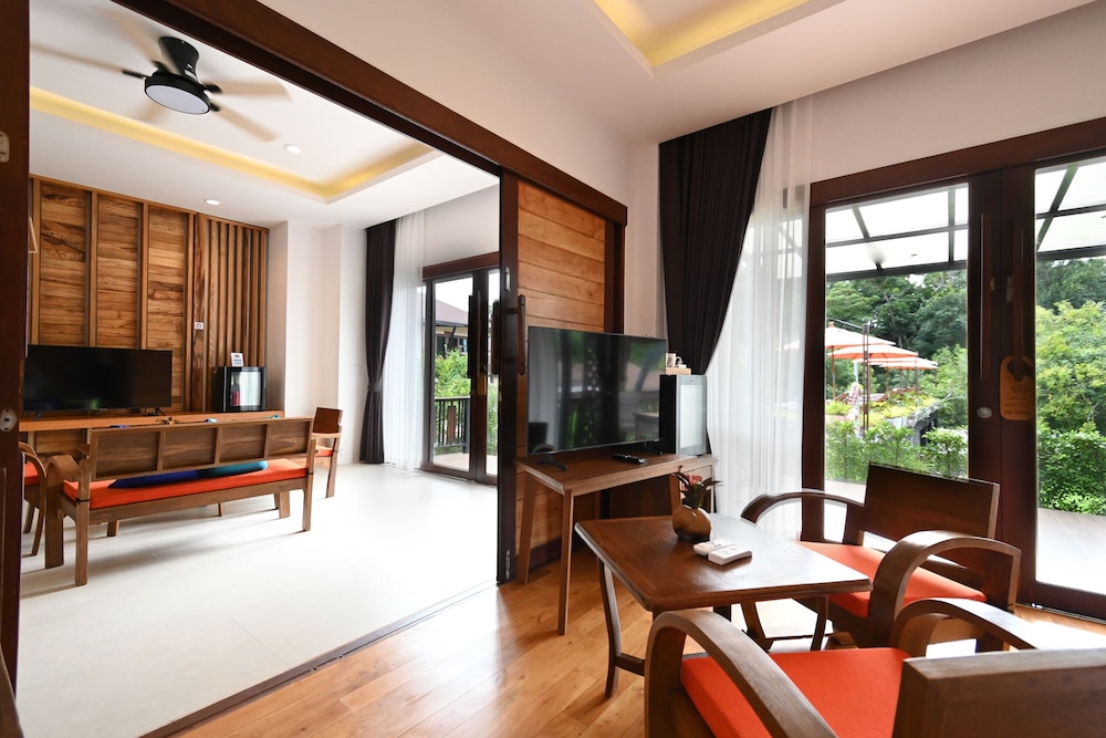 2 Bedroom Bathtub Villa Garden View - Photo 2