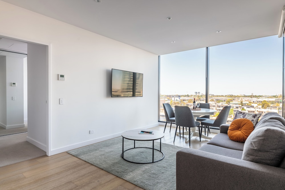 Two-Bedroom Two-Bathroom Apartment with Yarra Views - Photo 3