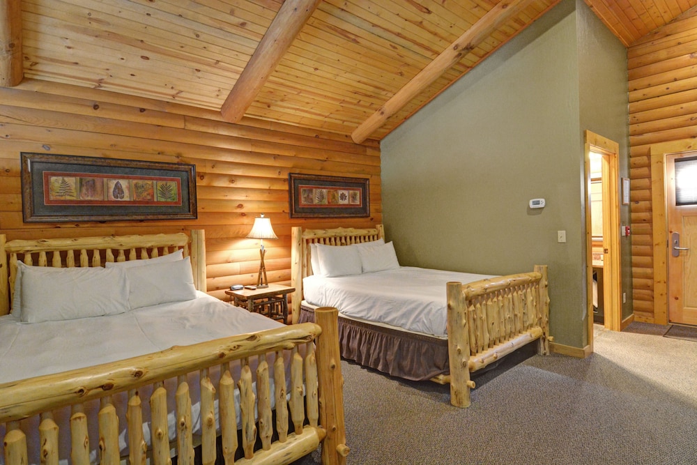 C 51R - Comfort Cabin, 2 Queen Beds, Pet Friendly, Mountainside (May hear neighbors) photo 2