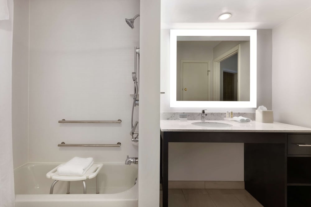 Suite, 1 King Bed, Bathtub