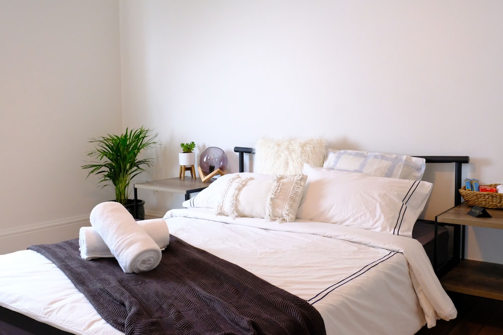 Superior Double Room (Shared Bathroom) photo 2