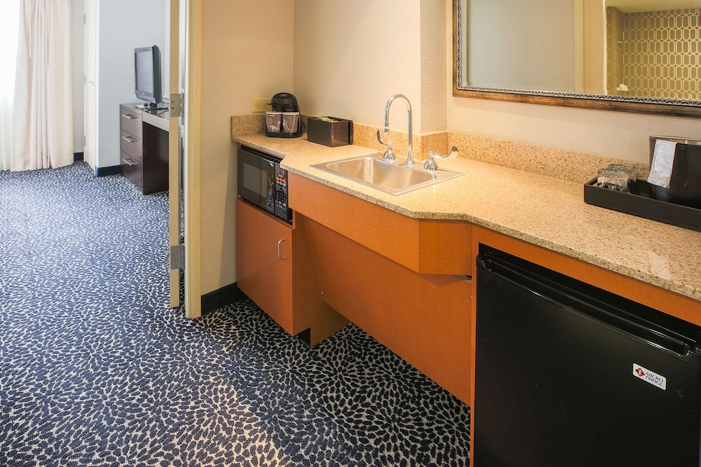 Suite, 1 King Bed, Non Smoking (2 Rooms) - Photo 4