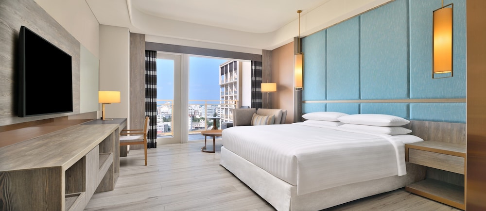 Deluxe Room, 1 King Bed, City View photo 2