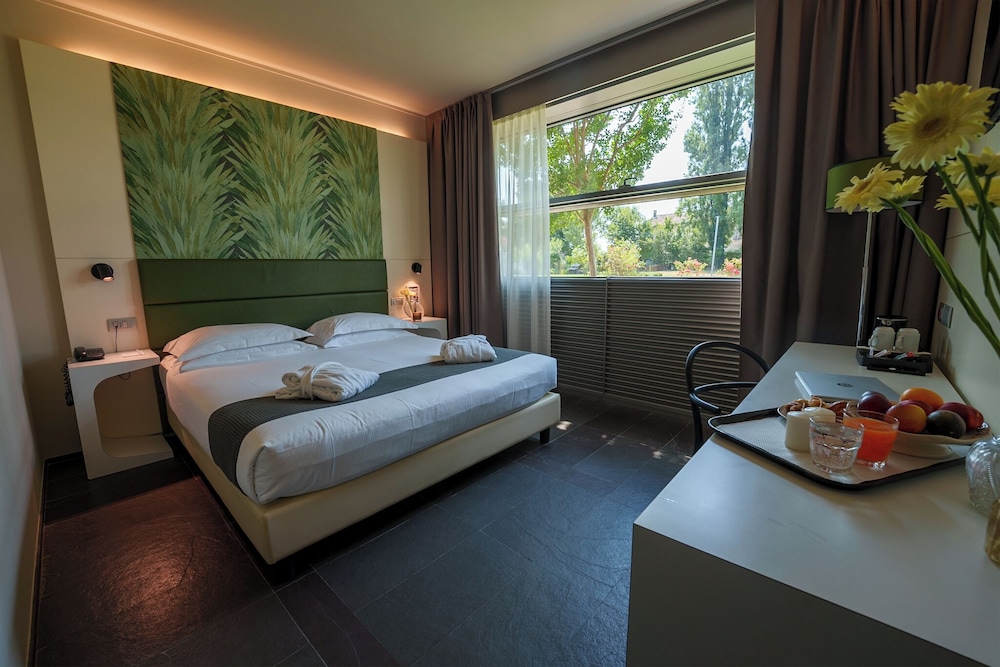 Standard Room, 1 Queen Bed - Photo 1