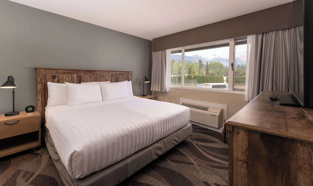 Suite, 1 King Bed, Non Smoking, Kitchenette (Dining Table;Living Room;with Sofabed) photo 1