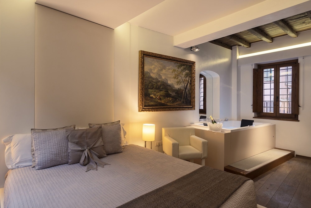 Executive Suite, 1 Queen Bed, Hot Tub photo 1
