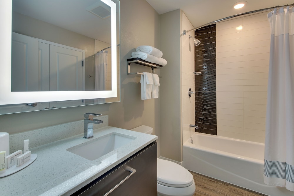 Studio, Smoking, City View (Mobility Accessible, Tub) photo 3