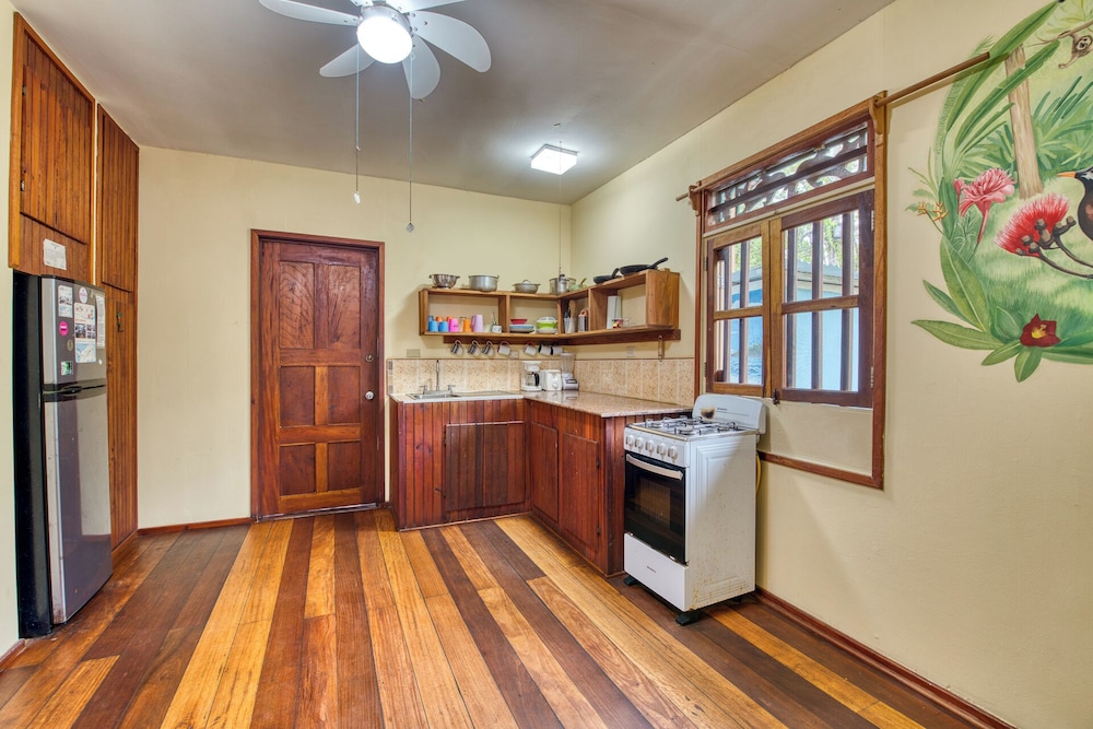 Standard Studio Suite, 1 Queen Bed, Garden View photo 2