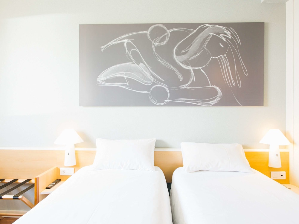 Standard Room, Multiple Beds - Photo 3