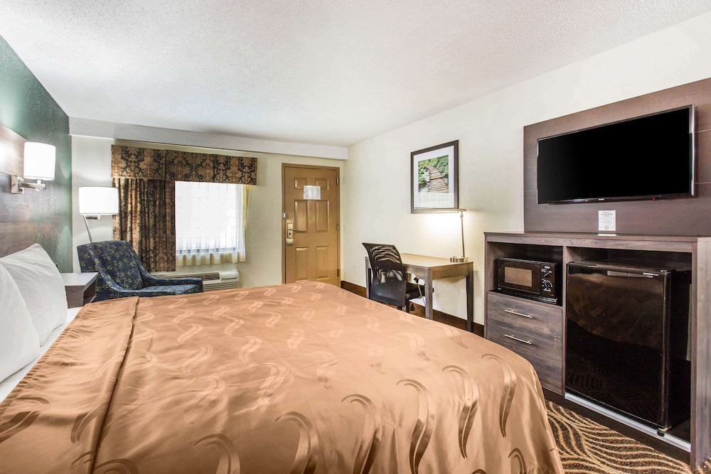 Standard Room, 1 King Bed, Non Smoking - Photo 5