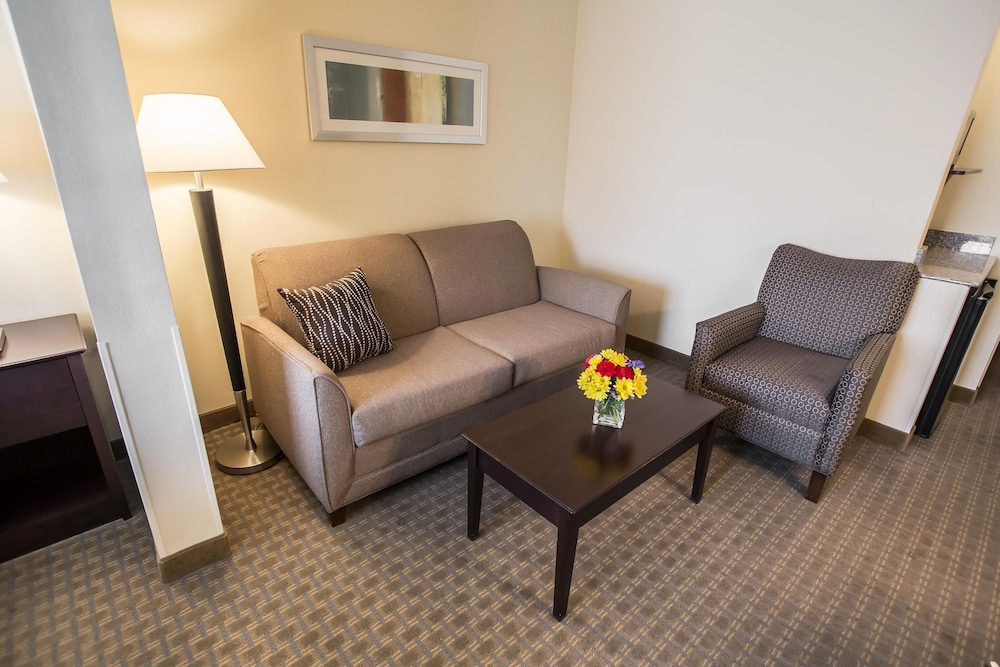 Suite, 1 Queen Bed with Sofa bed, Non Smoking (Upgrade) - Photo 3
