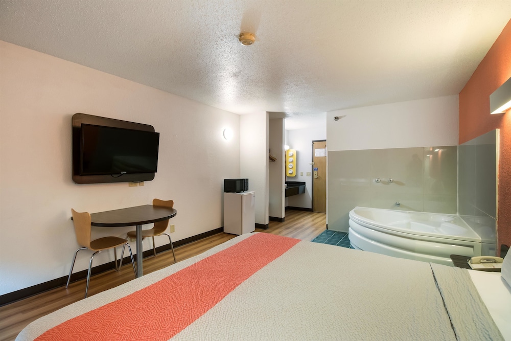 Deluxe Suite, 1 King Bed, Non Smoking, Hot Tub