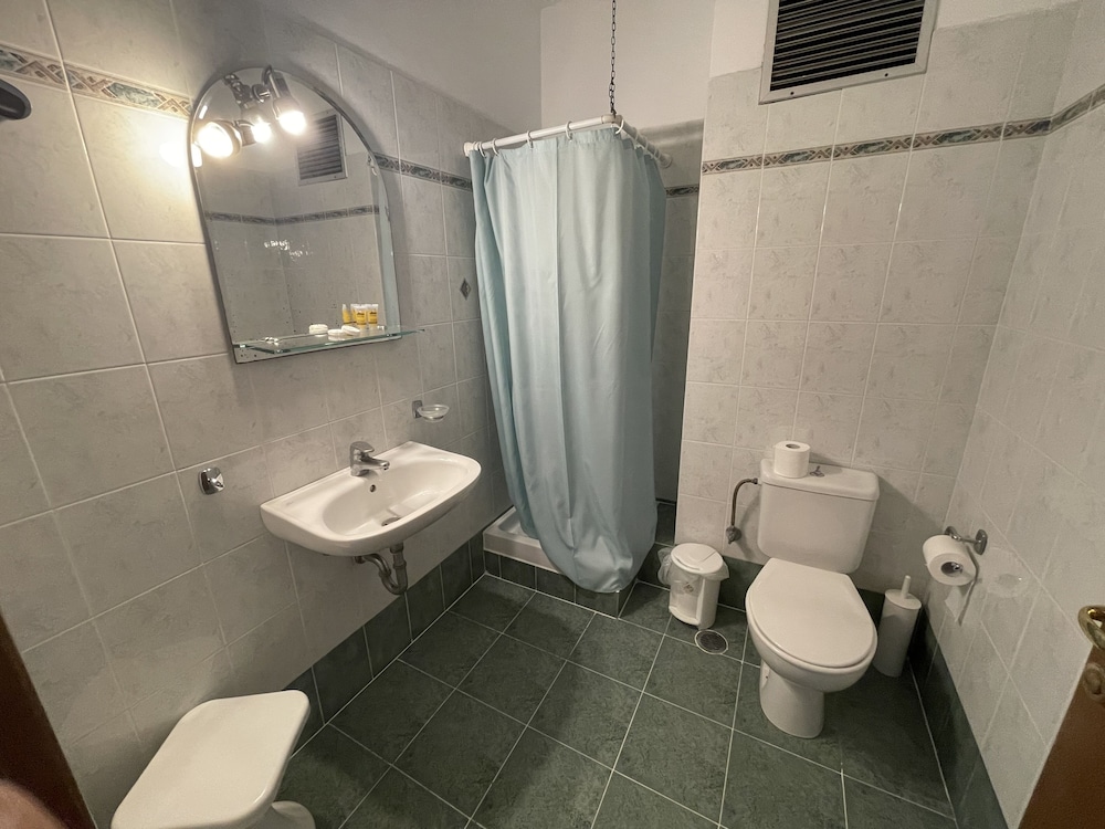 Basic Triple Room photo 2