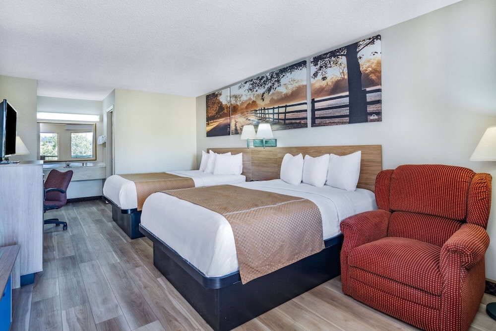 Comfort Room, 2 Queen Beds, Smoking, Microwave - Photo 1