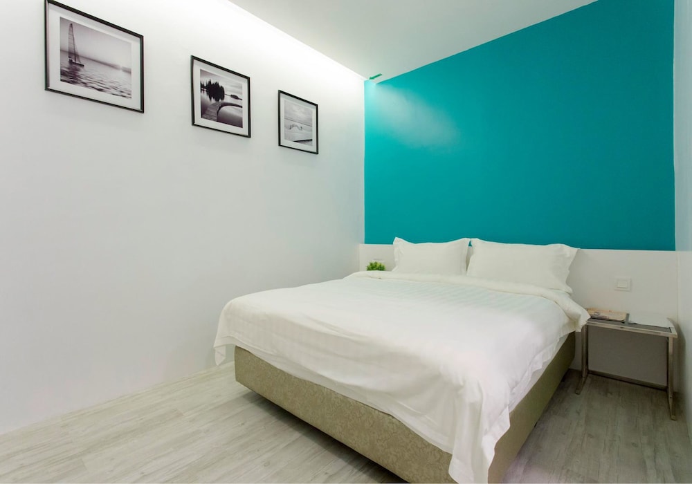 Deluxe Room, 1 Queen Bed, No Windows photo 3
