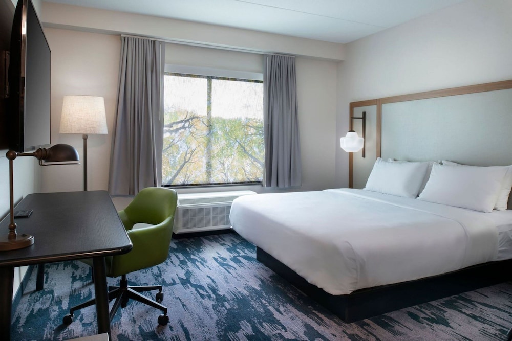 Room, 1 King Bed (Mobility/Hearing Access, Roll-In Shwr)