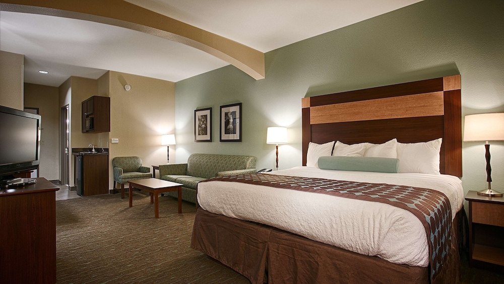 Suite, 1 King Bed with Sofa bed, Non Smoking, Refrigerator & Microwave (with Sofabed) photo 1