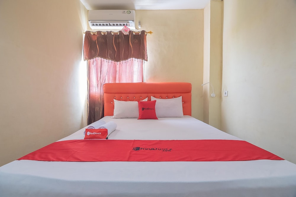 Double Room (RedDoorz)