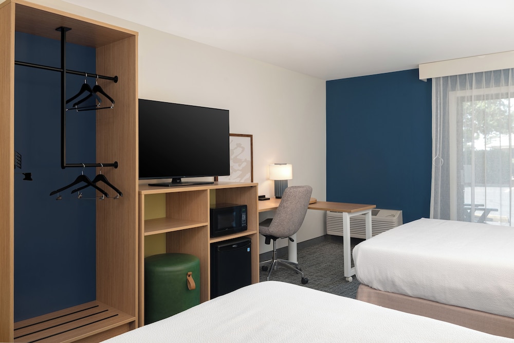 Room, 2 Queen Beds, Accessible (Mobility & Roll-In Shower) photo 2