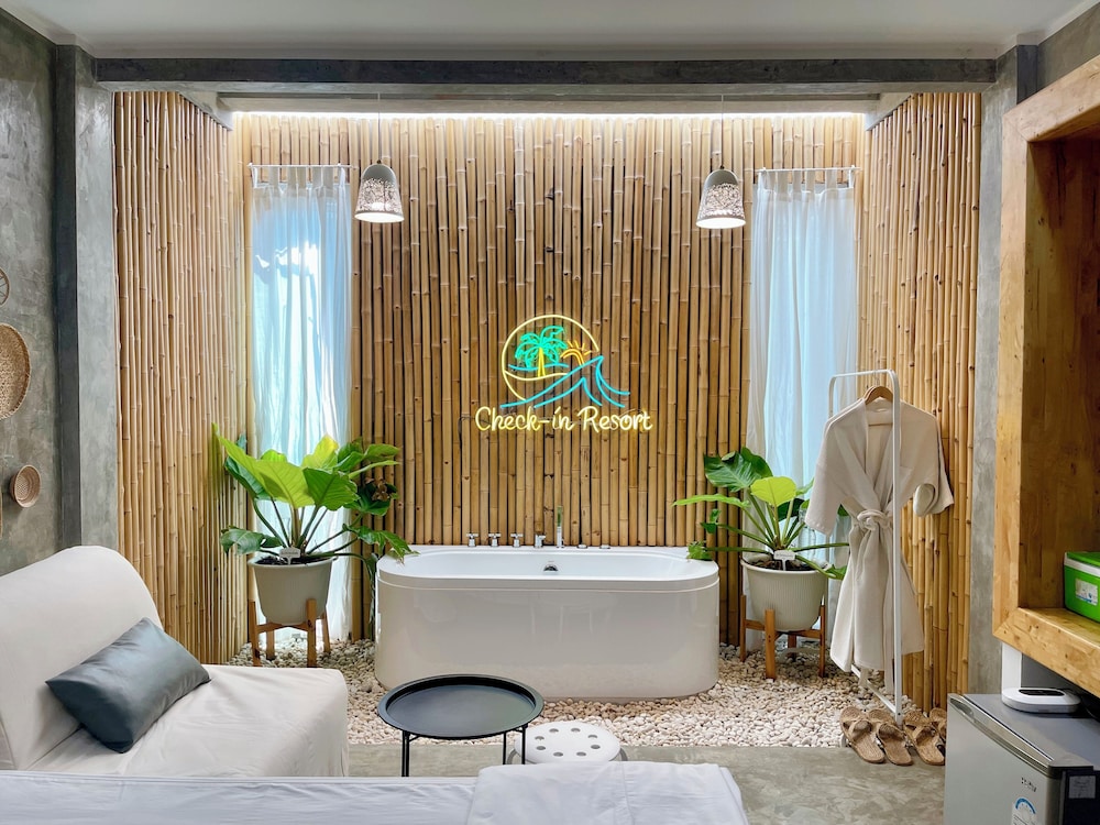 Deluxe Room, 1 King Bed, Non Smoking, Bathtub
