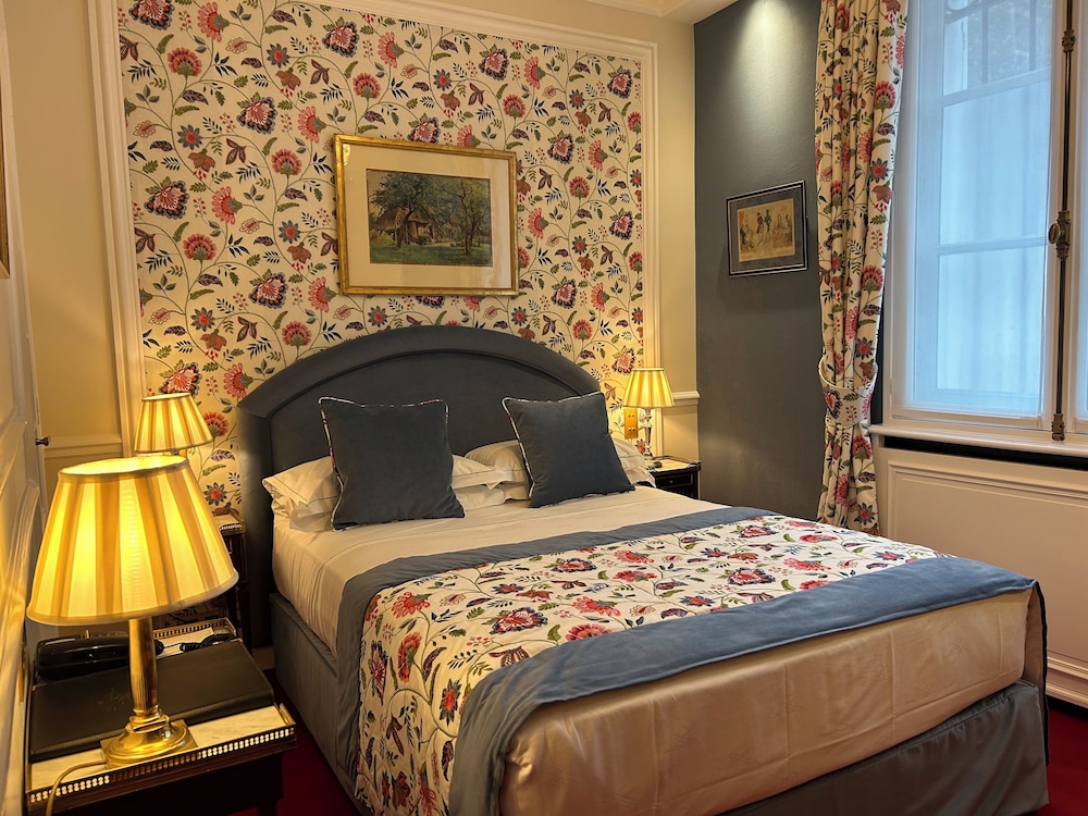 Classic Double Room thumbnail 5