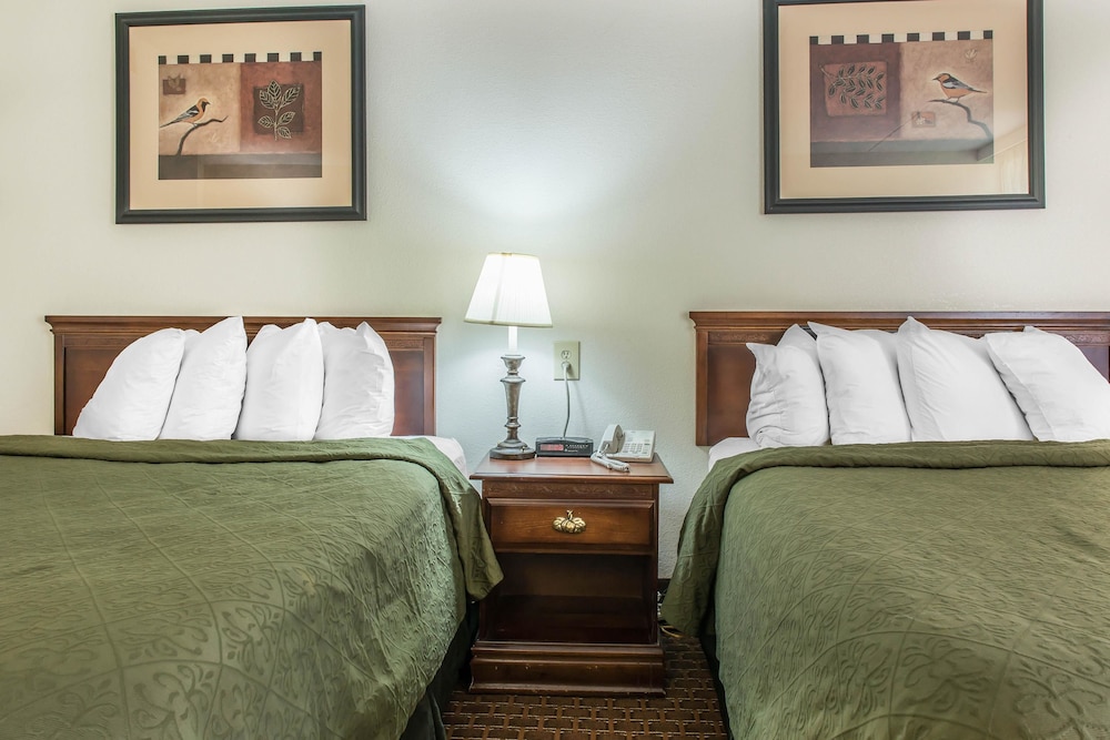 Standard Room, 2 Queen Beds, Non Smoking - Photo 4