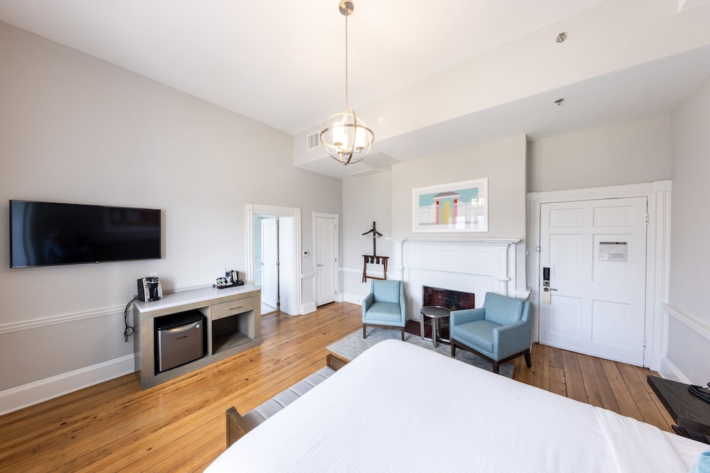 Deluxe Room, 1 Queen Bed, Bathtub photo 2