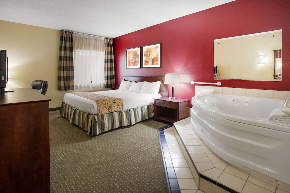 Suite, 1 King Bed, Non Smoking, Hot Tub - Photo 1