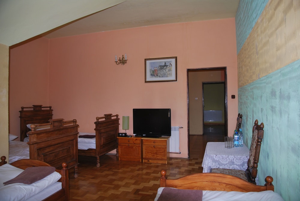 Economy Room, 3 Twin Beds, Private Bathroom, Ground Floor photo 2