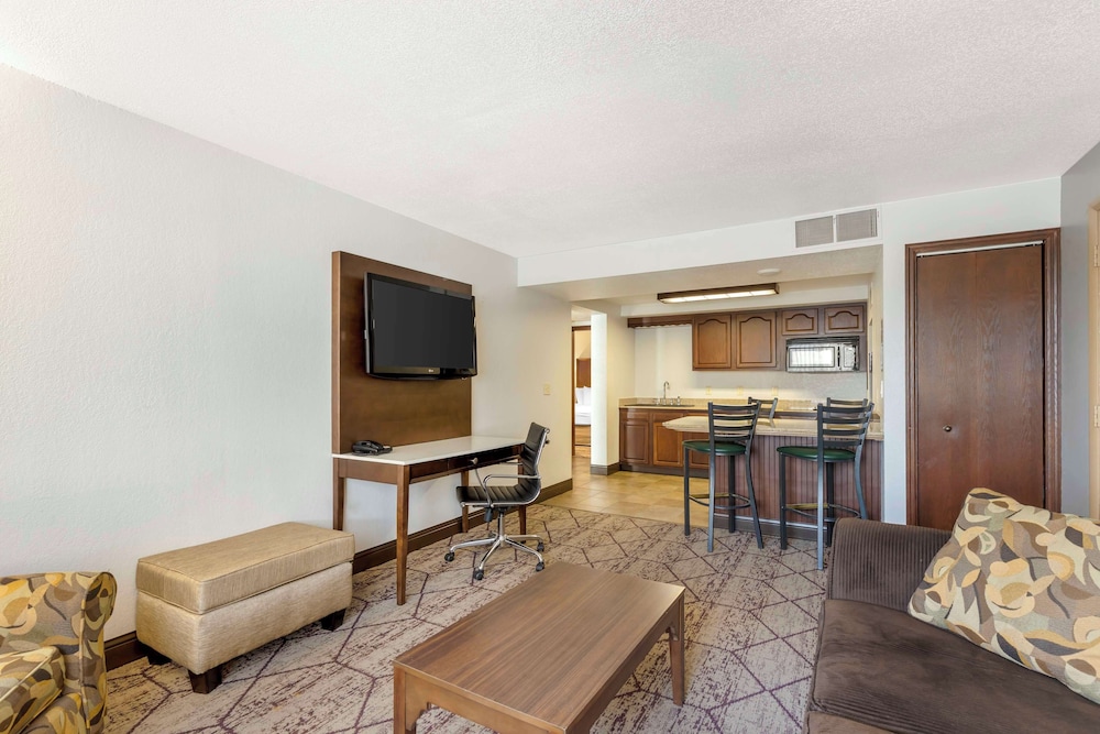 Suite, Multiple Beds, Non Smoking, Kitchenette