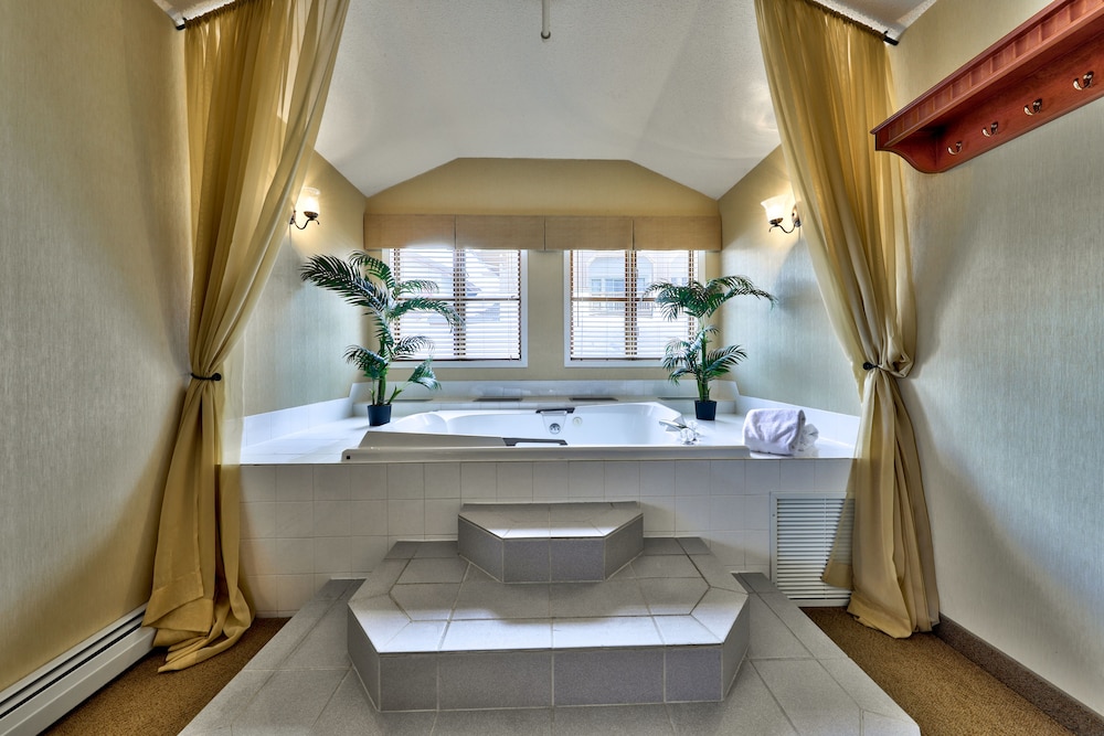 Deluxe Room, 1 King Bed, Jetted Tub