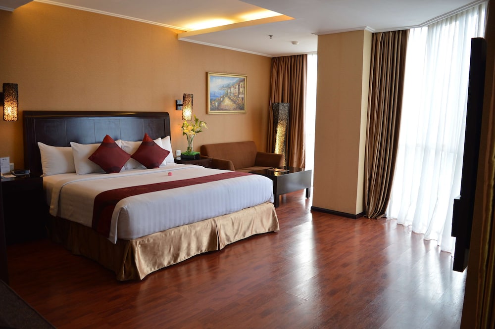 Executive Room, 1 King Bed, Refrigerator, City View