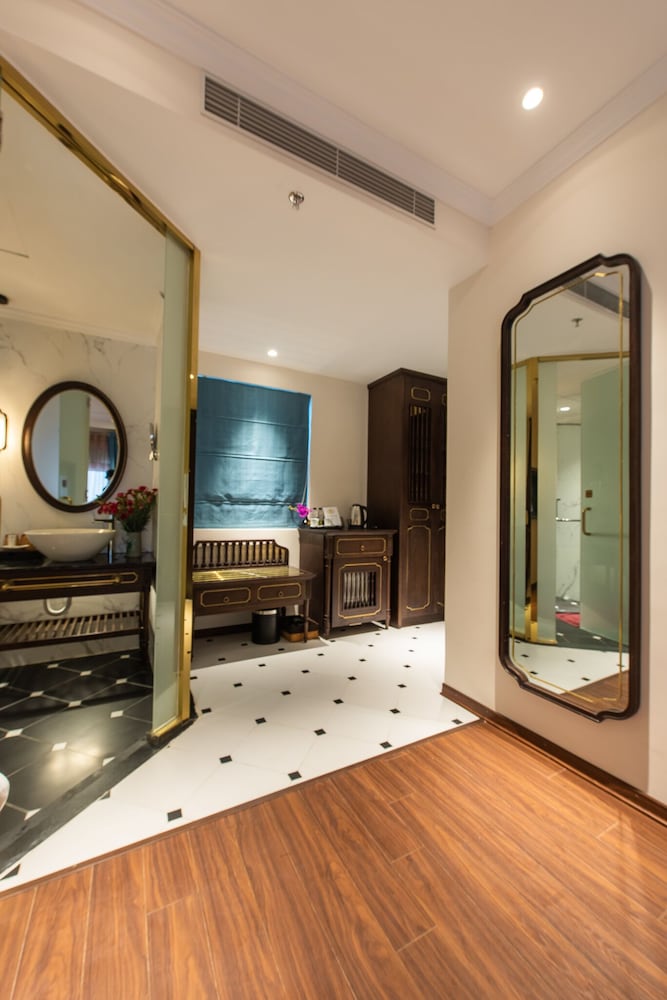 Deluxe Double or Twin Room, Internal Window photo 3