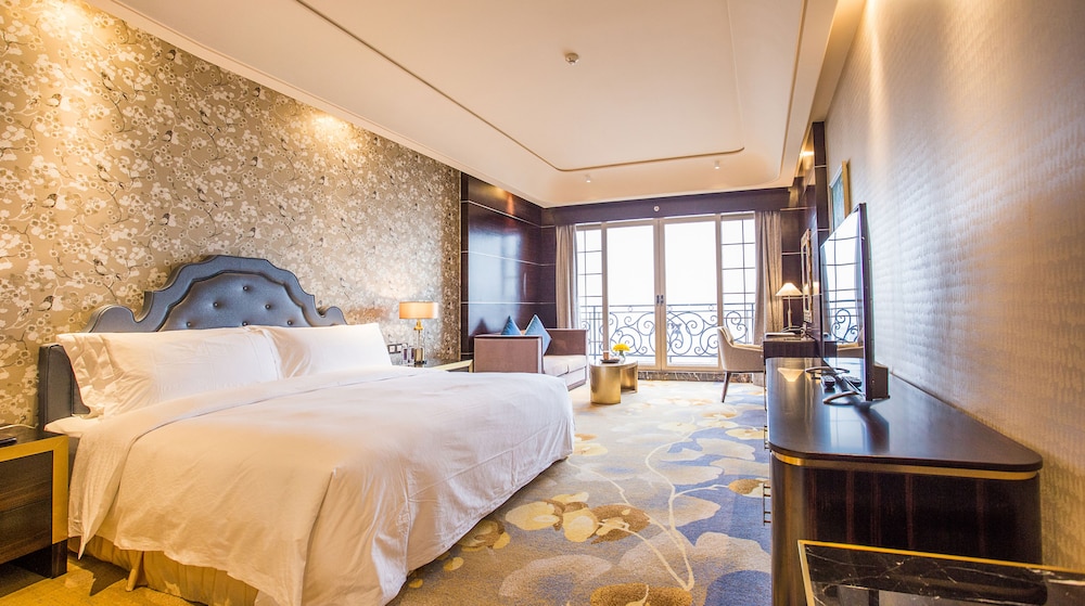 Deluxe Sea View Room with King Size Bed - Photo 4