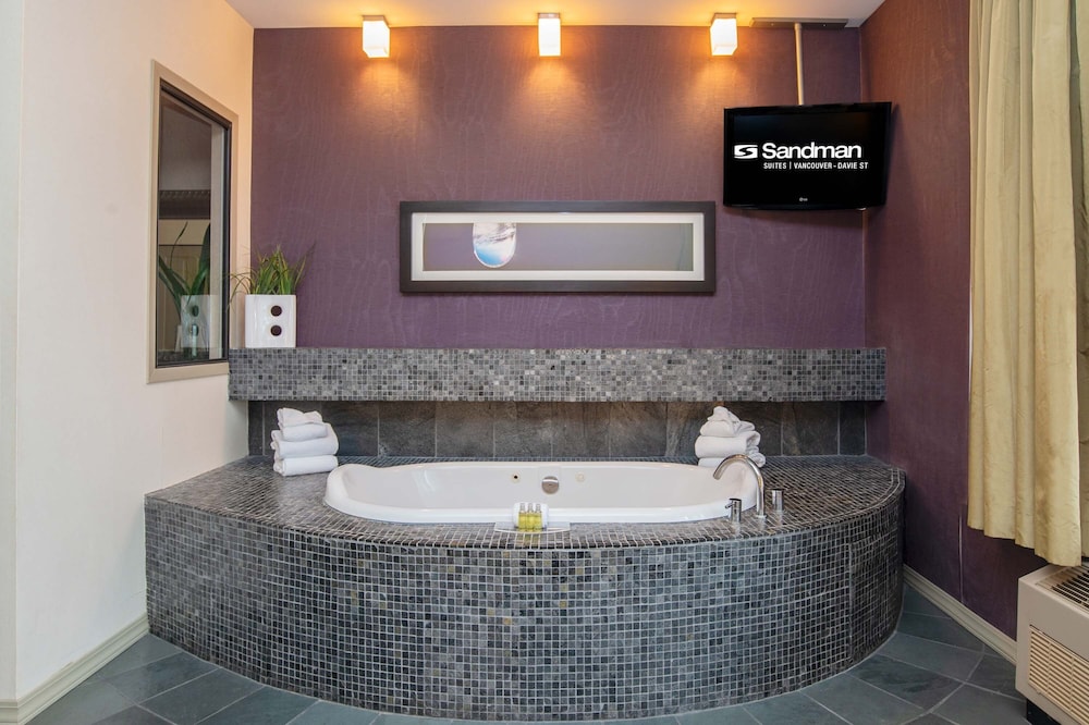 Studio Suite, 1 Queen Bed, Kitchen, City View (Penthouse, Jacuzzi, Balcony) - Photo 2