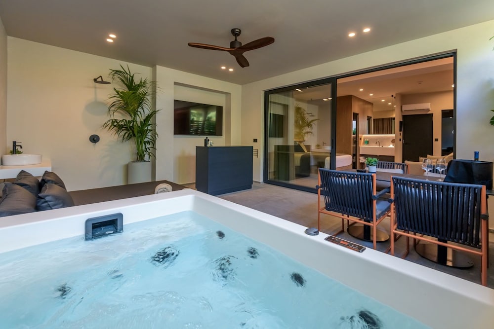 Junior Suite with Outdoor Jacuzzi photo 1
