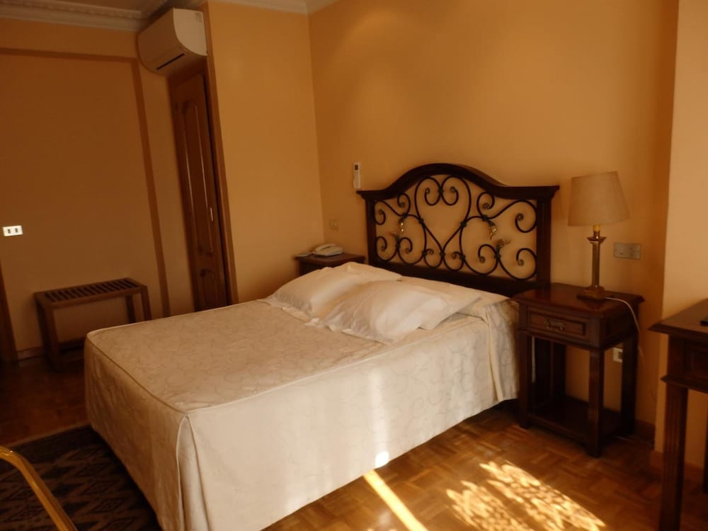 Twin Room - Photo 2