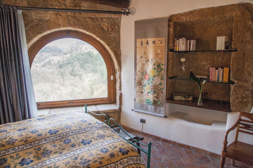 Luxury Suite, 1 Queen Bed, Private Bathroom, Valley View (100-300 meters from check-in location) photo 2