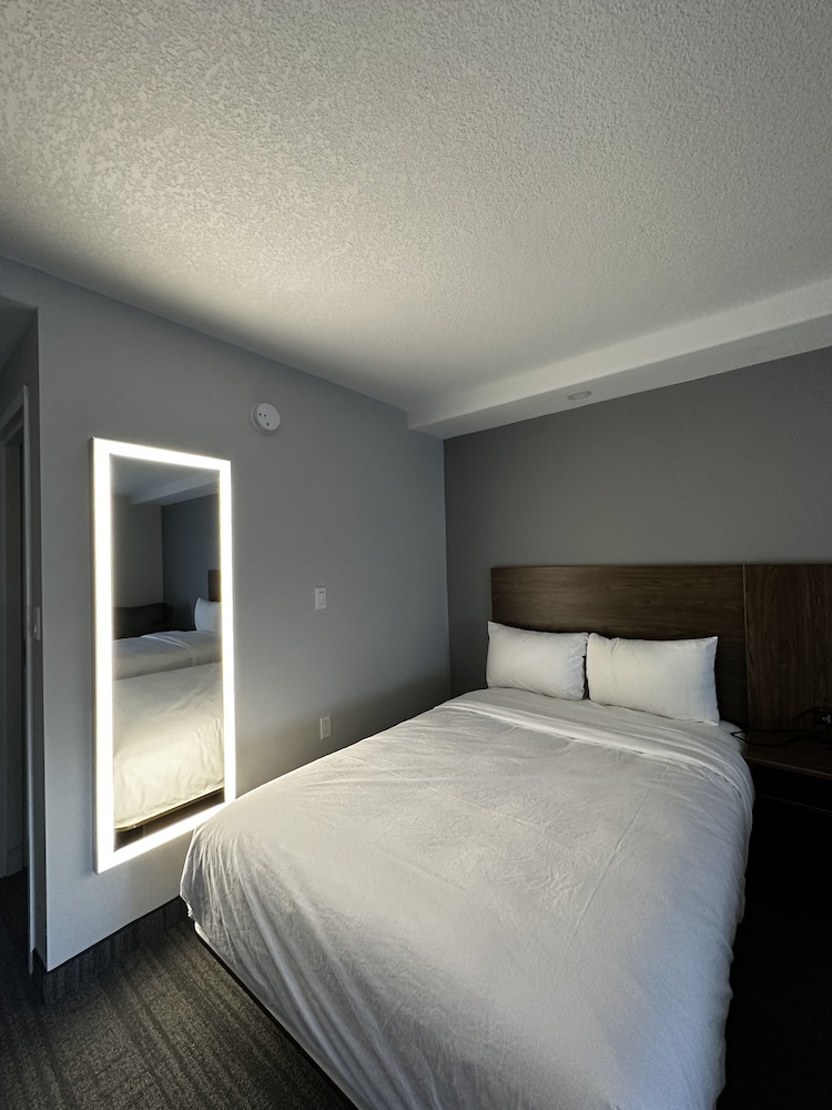 Basic Room, 1 Queen Bed, Non Smoking photo 2